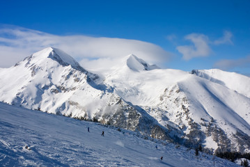 Fototapeta na wymiar Zimowy krajobraz gór w słoneczny dzień