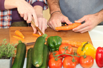 Homme et femme coupant des légumes