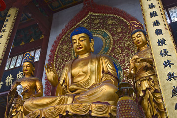 Fototapeta na wymiar chine, hangzhou, temple de la solitude : bouddha