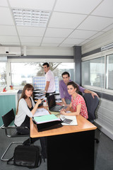 Groupe de commerciaux au bureau