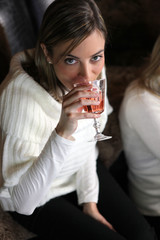 Jeune femme avec verre de vin rosé