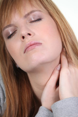 Portrait d'une femme blonde fermant les yeux