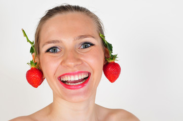 junges Gemüße mit roten Erdbeeren