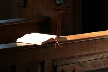 Liederbuch auf Kirchenbank