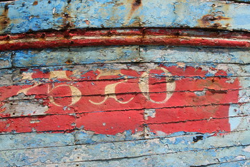 vieille peinture sur la coque d'un bateau de pêche