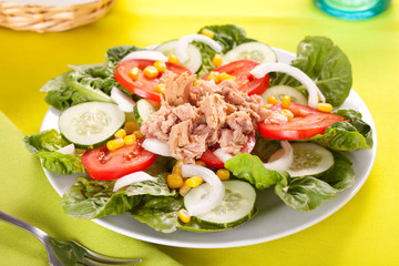 salad tuna tomato corn and onion