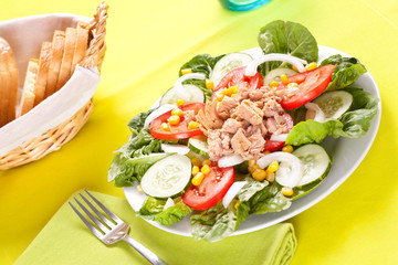 salad tuna tomato corn and onion