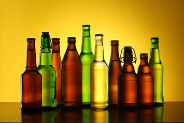 Arrangement mit verschiedenen Biersorten Flaschen