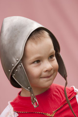 fröhlicher Junge mit Ritterhelm