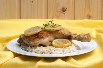 gegrillter Hühncherschenkel mit Zitrone auf Reis
