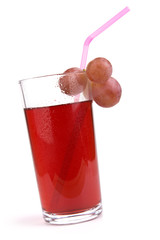 Traubensaft im Glas mit Strohhalm isoliert