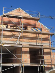 Neubau mit Gerüst