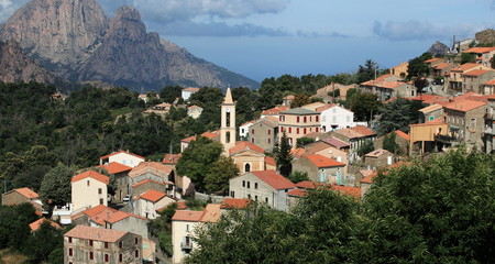 Fototapeta na wymiar Widok górskiej wiosce na Korsyce. (Wieś Evisa).