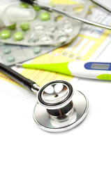 Stethoskop, Fieberthermometer & Medikamente