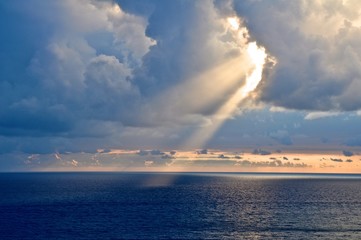 Sonnenstrahl durchbricht Wolken