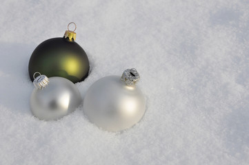3 Weihnachtskugeln im Schnee