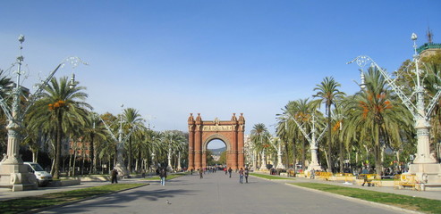 Obraz premium avenue et arc de triomphe à Barcelone