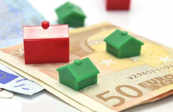 Casas y billetes aislados