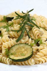 Nudeln mit gegrillter Zucchini imd Rosmarin