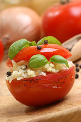 gegrillte Tomate mit Reisfüllung