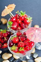 ciliegie con sfondo di pietre