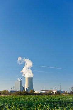 Kraftwerk unter blauem Himmel 2