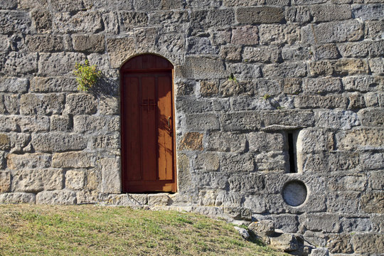 Porte en bois et Mur de Pierre