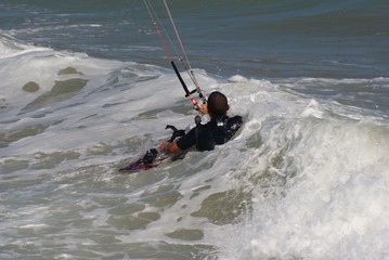 Fototapeta premium KITESURFISTA CON UNA CAMARA DE VIDEO EN EL HOMBRO