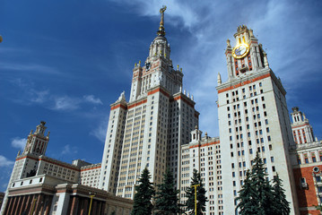 Fototapeta na wymiar Wieże Uniwersytetu Moskiewskiego