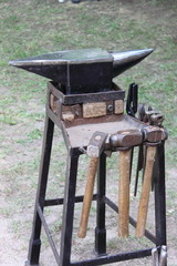 Anvil and sledgehammers