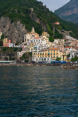 Fototapeta na wymiar pozostawiając Amalfi