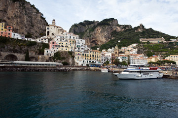 Fototapeta na wymiar Port w Amalfi