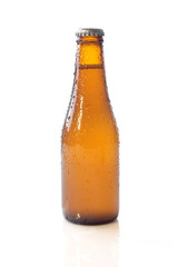 Bouteille de bière isolé sur fond blanc