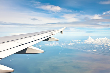 Fototapeta premium Wing of the plane on a background of sky