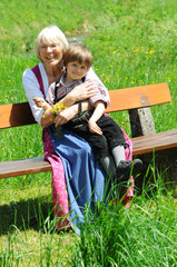 Oma und Enkel auf der Bank