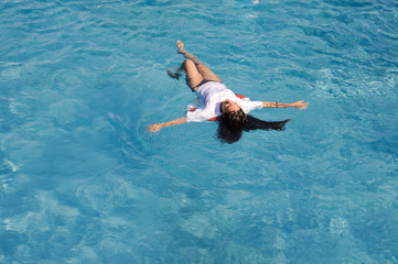 Wellness im Pool schwebend
