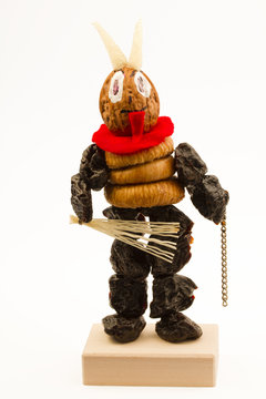 freigestellter Zwetschgenkrampus mit d&ouml;rrpflaumen und Feigen