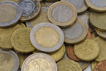 ein Haufen mit verschiedenen Euro Münzen