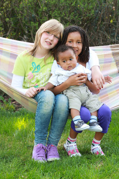 Kids in H&auml;ngematte