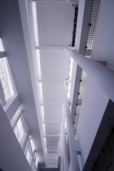 Obraz premium vista parcial de un moderno edificio de diseño