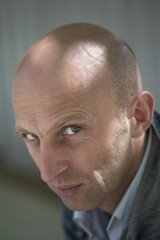 jeune homme caucasien menaçant méchant