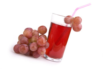 Traubensaft im Glas mit Weintrauben isoliert