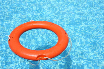 salvavidas en la piscina