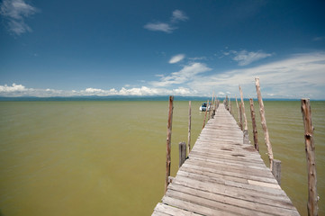 Naklejka premium Wooden path to the sea