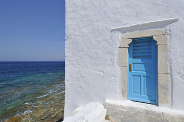Obraz na płótnie Canvas Blue Door przez morze Mykonos Grecja