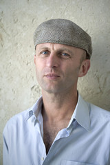 homme jeune casquette s&eacute;rieux zen