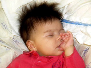 Bébé qui suce son pouce © Pixelmania
