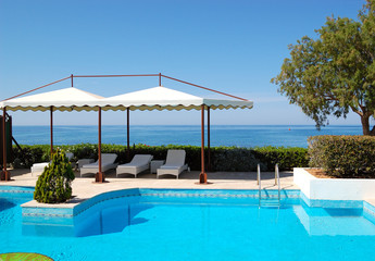 Fototapeta na wymiar Basen w luksusowym hotelu, Kreta, Grecja