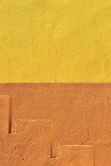 escalier muré jaune et  orange