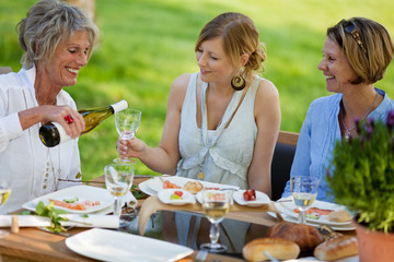 drei frauen mit weißwein